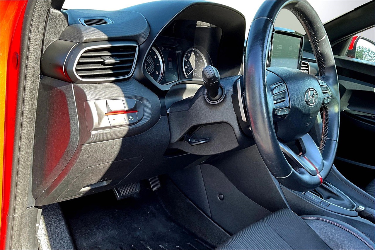 2019 Hyundai Veloster 2.0L Premium photo 17