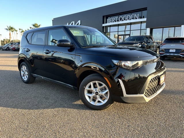 2025 Kia Soul LX's photo
