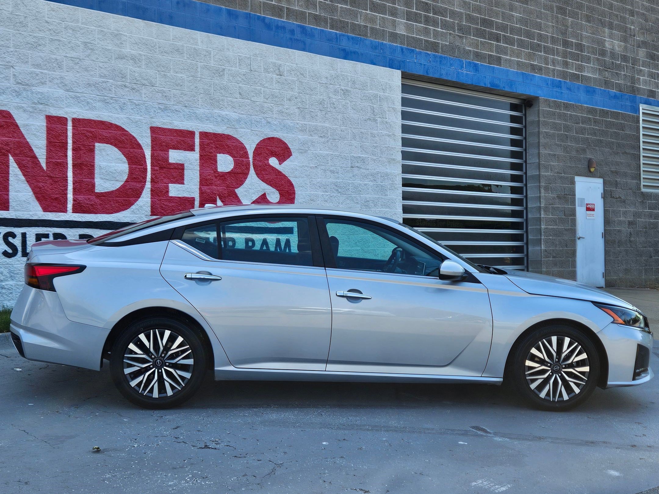 2023 Nissan Altima 2.5 SV photo 8