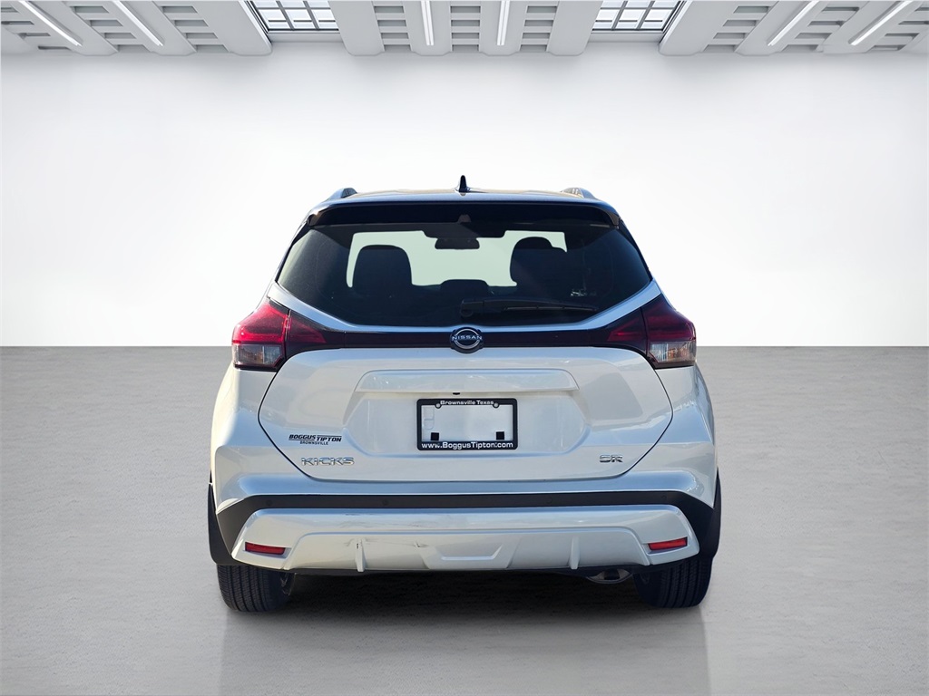 2022 Nissan Kicks SR photo 4