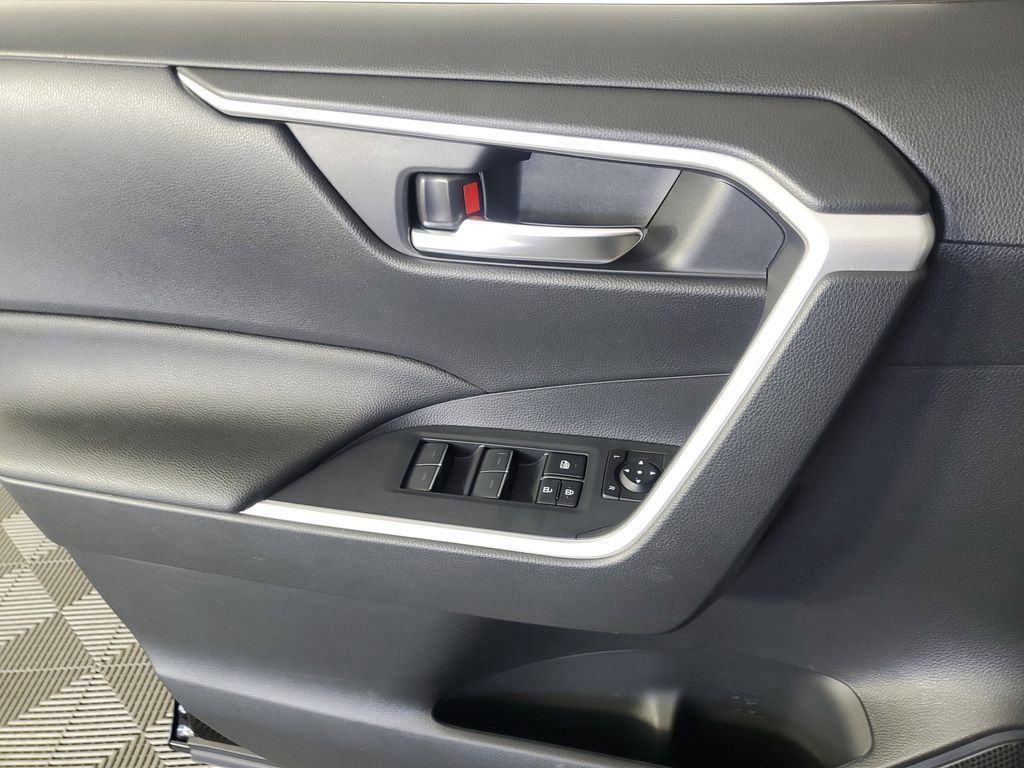 2022 Toyota RAV4 Hybrid SE photo 24
