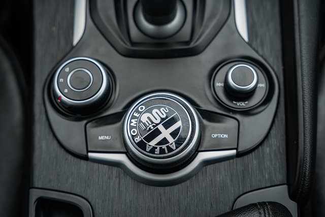 2019 Alfa Romeo Giulia Base photo 21