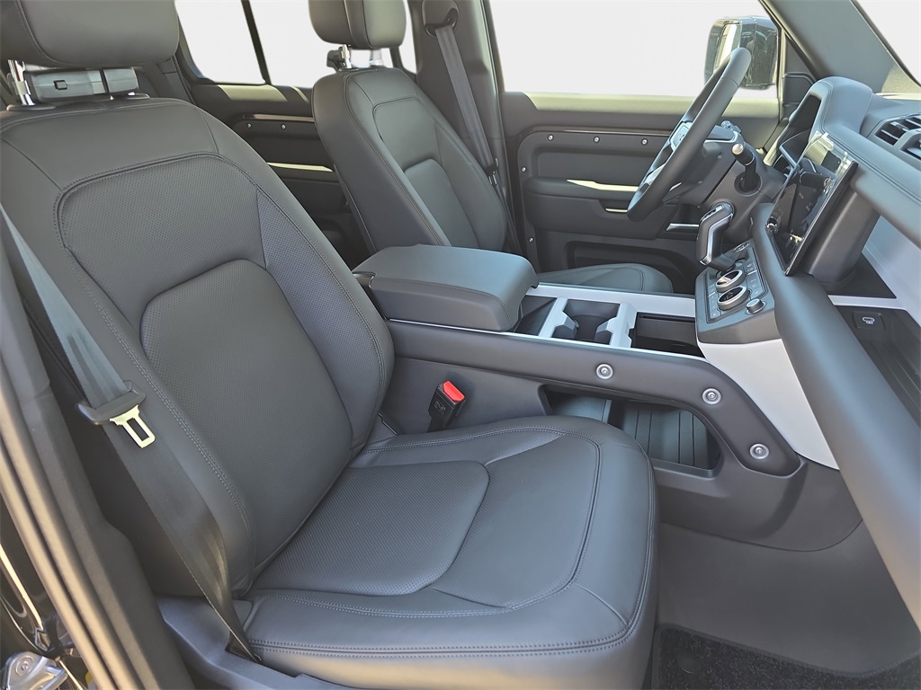 2025 Land Rover Defender 110 S photo 10