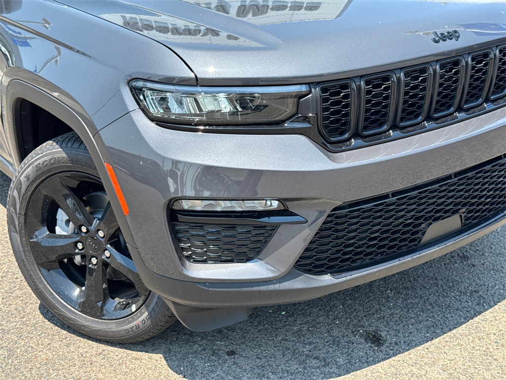 2025 Jeep Grand Cherokee Limited photo 2
