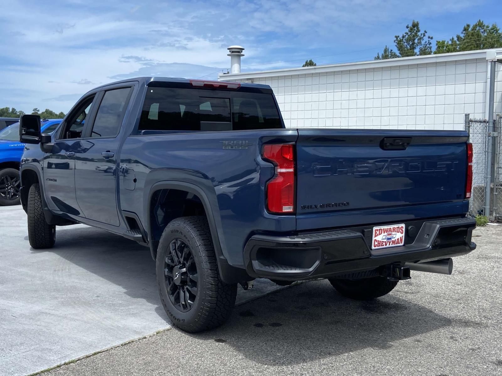 2025 Chevrolet Silverado 2500HD LT photo 3