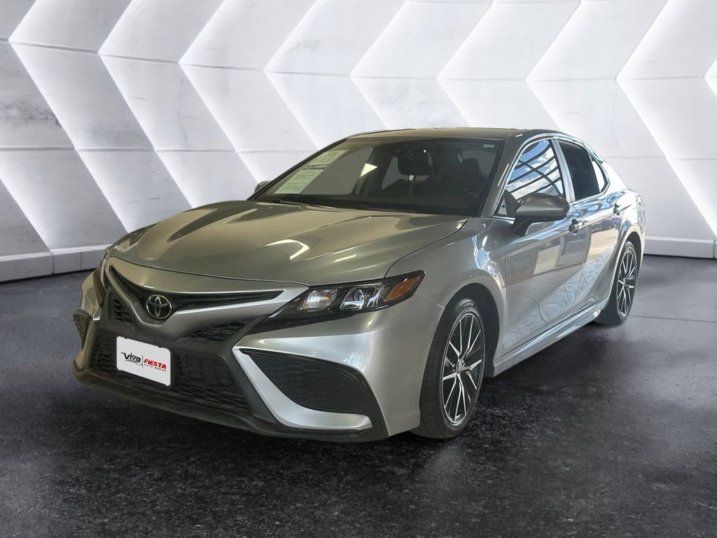 2022 Toyota Camry SE photo 3