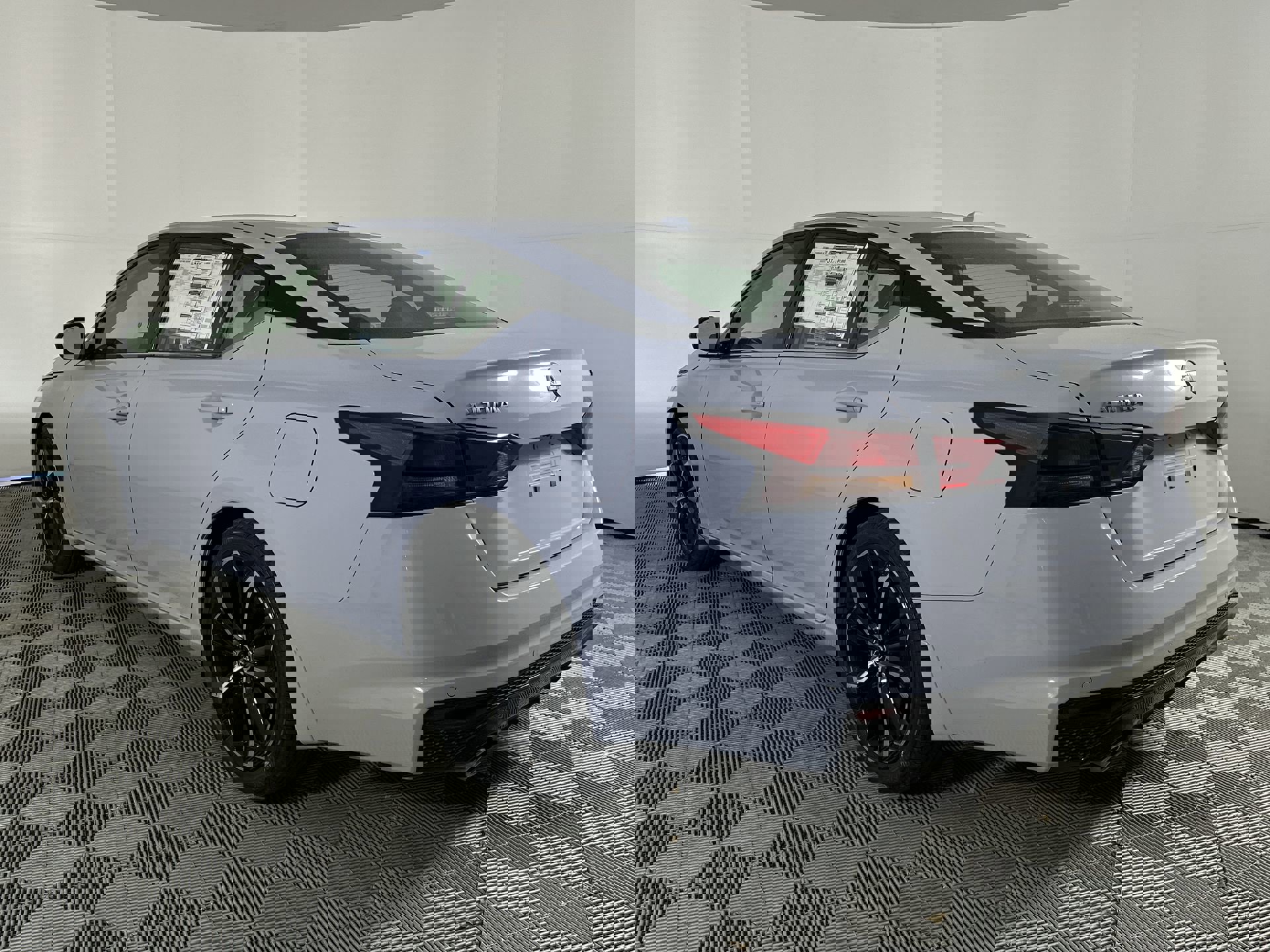 2025 Nissan Altima SR photo 6