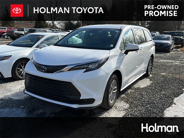 2024 Toyota Sienna LE's photo