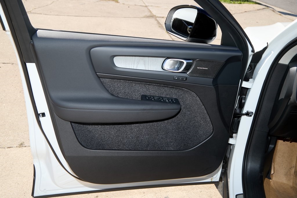 2025 VOLVO XC40 - Image 8