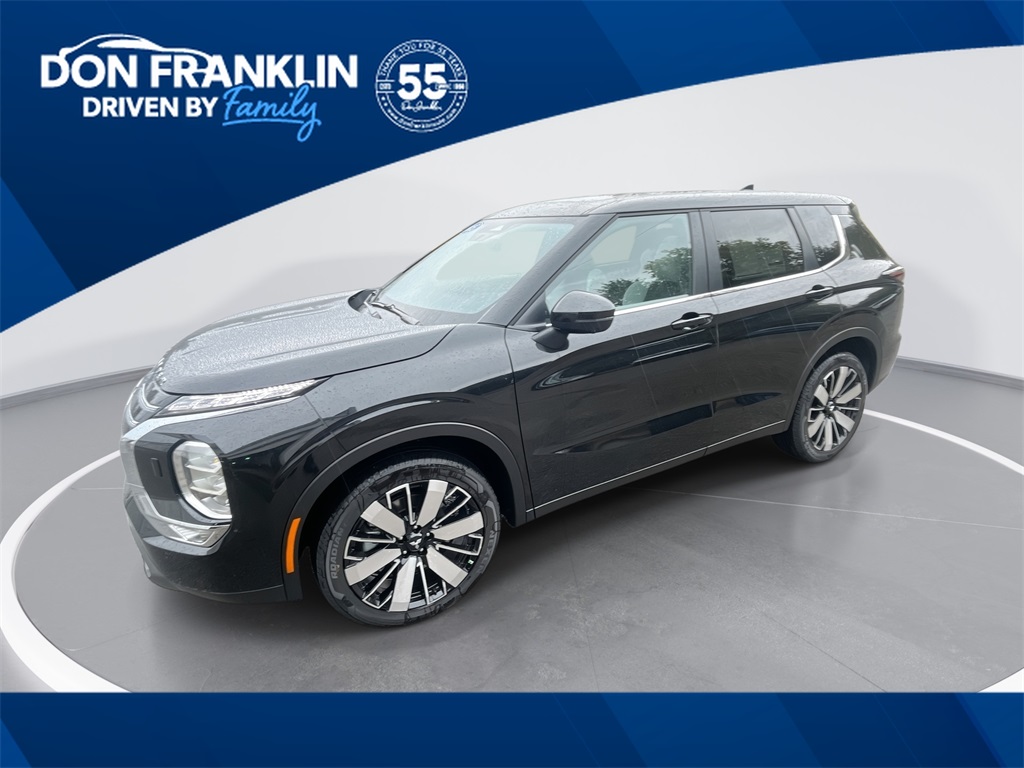 2025 Mitsubishi Outlander SE's photo