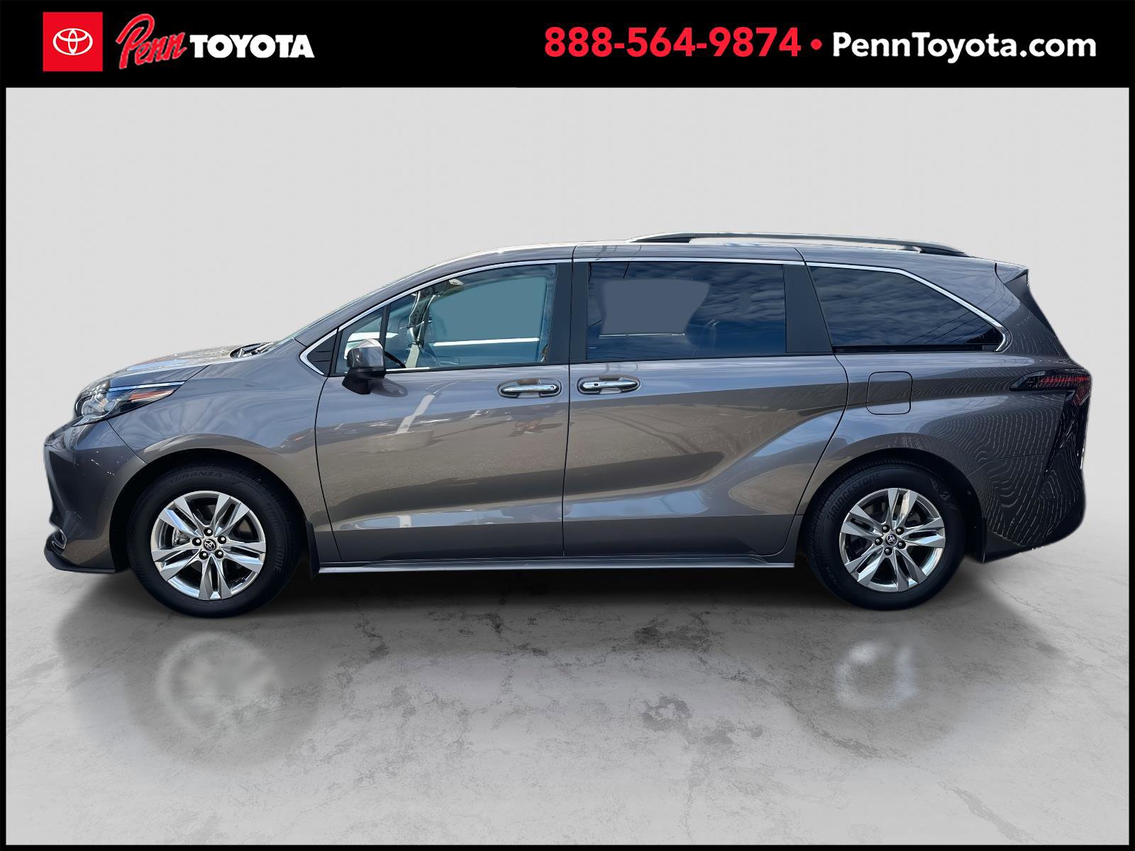 2023 Toyota Sienna XLE photo 2