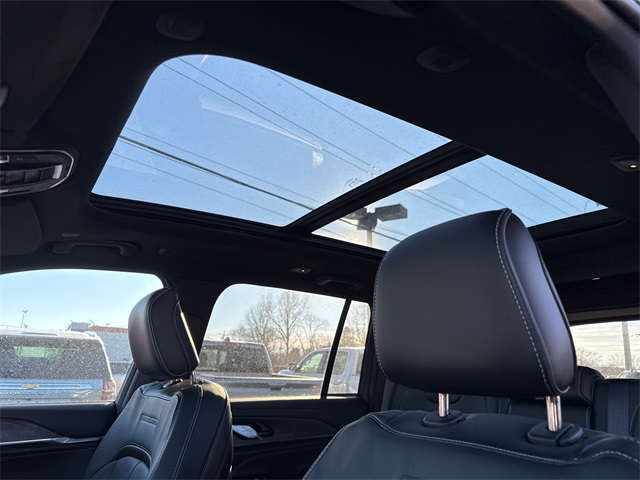 2025 Jeep Grand Cherokee Overland photo 3