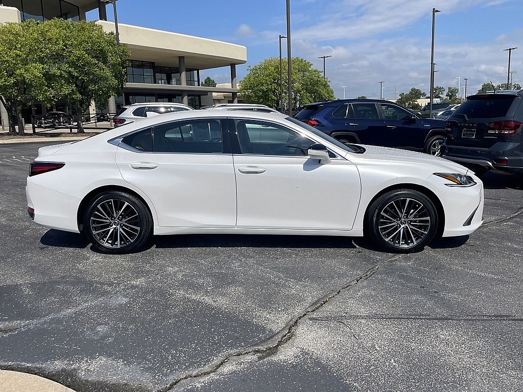 2024 Lexus ES 250 Premium photo 2