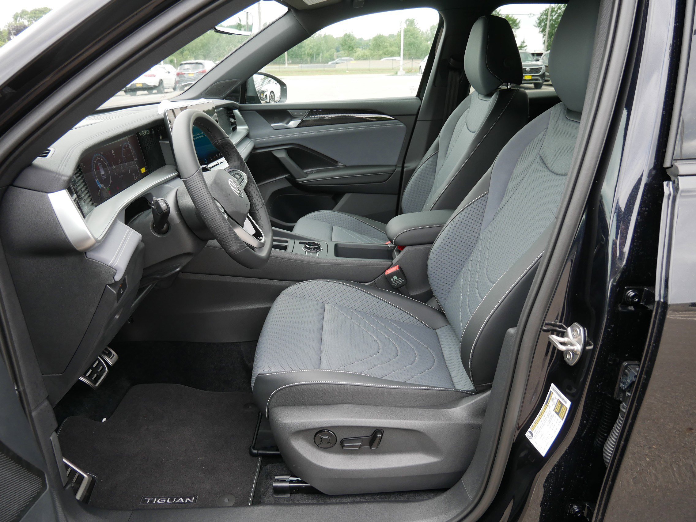 2025 Volkswagen Tiguan SE R-Line Black photo 3