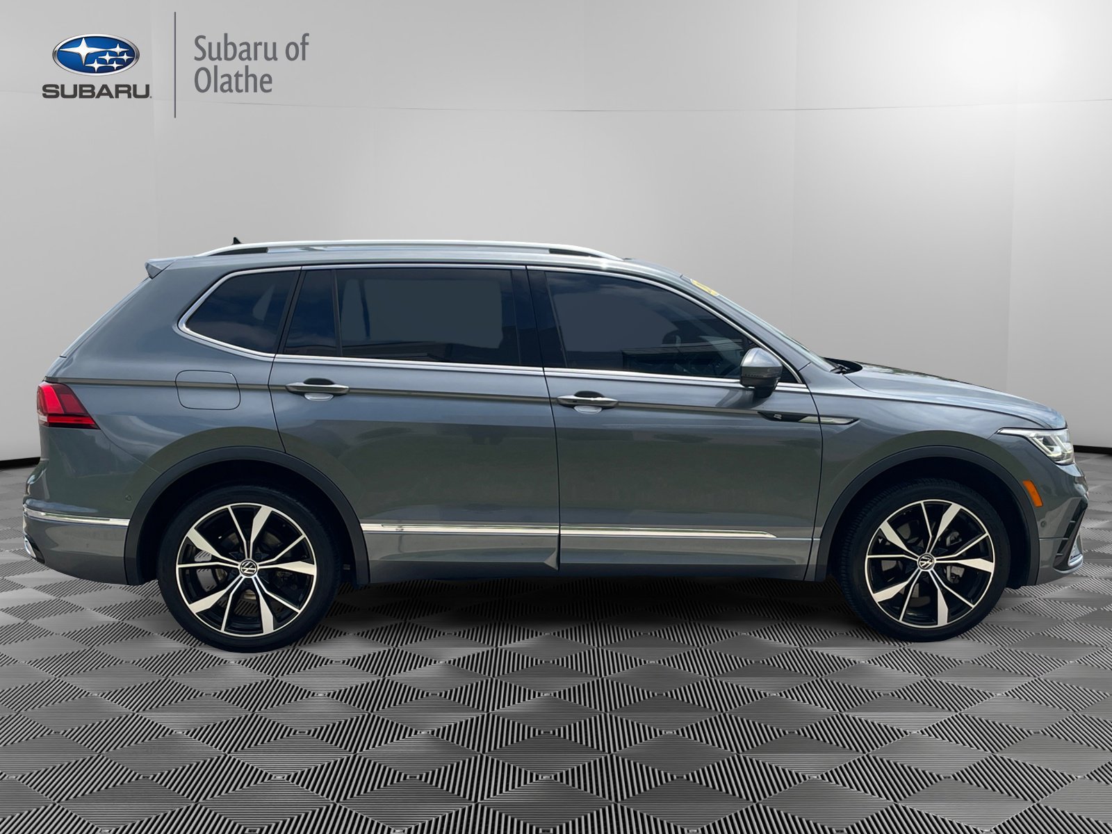 2023 Volkswagen Tiguan SEL R-Line Black photo 11