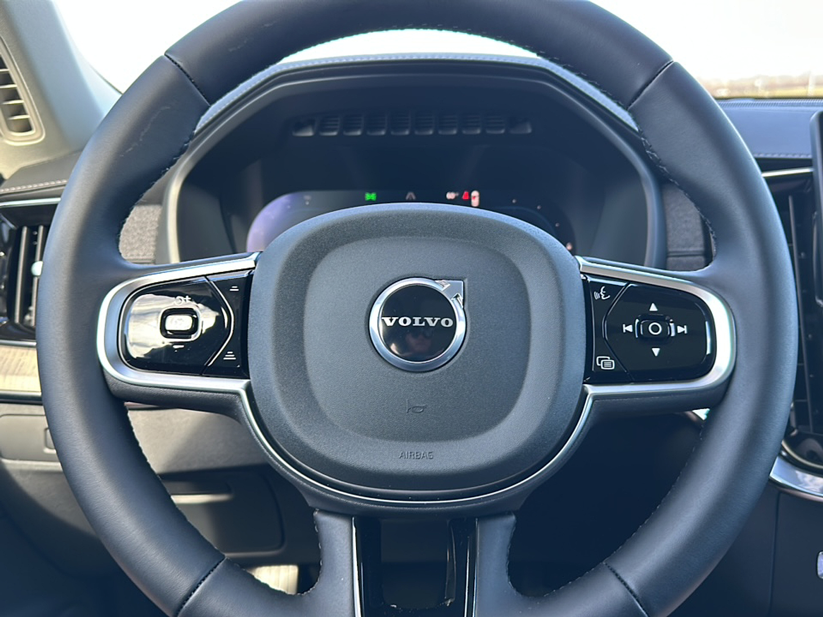 2025 Volvo XC90 T8 photo 7