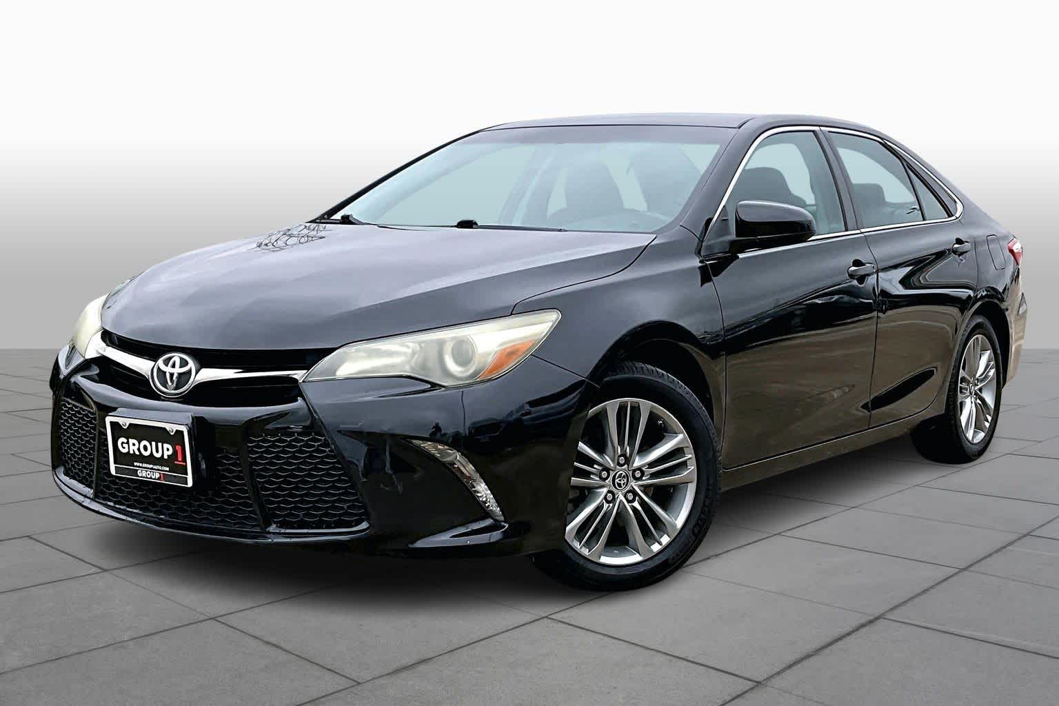 2015 Toyota Camry SE's photo