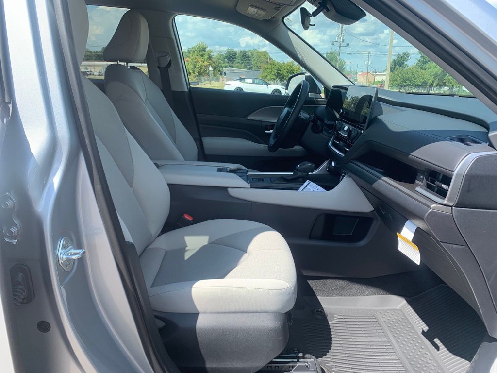 2025 Toyota Grand Highlander LE photo 28