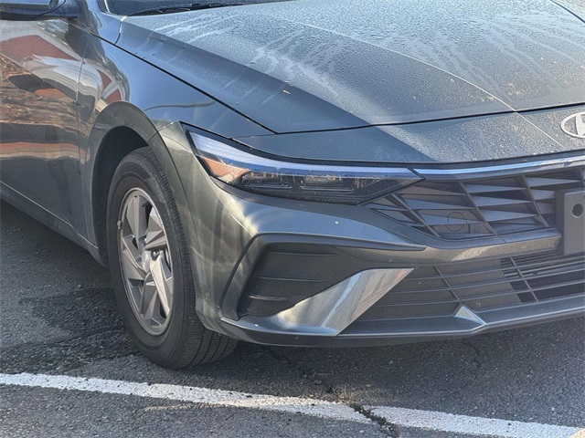 2025 Hyundai Elantra SE photo 2