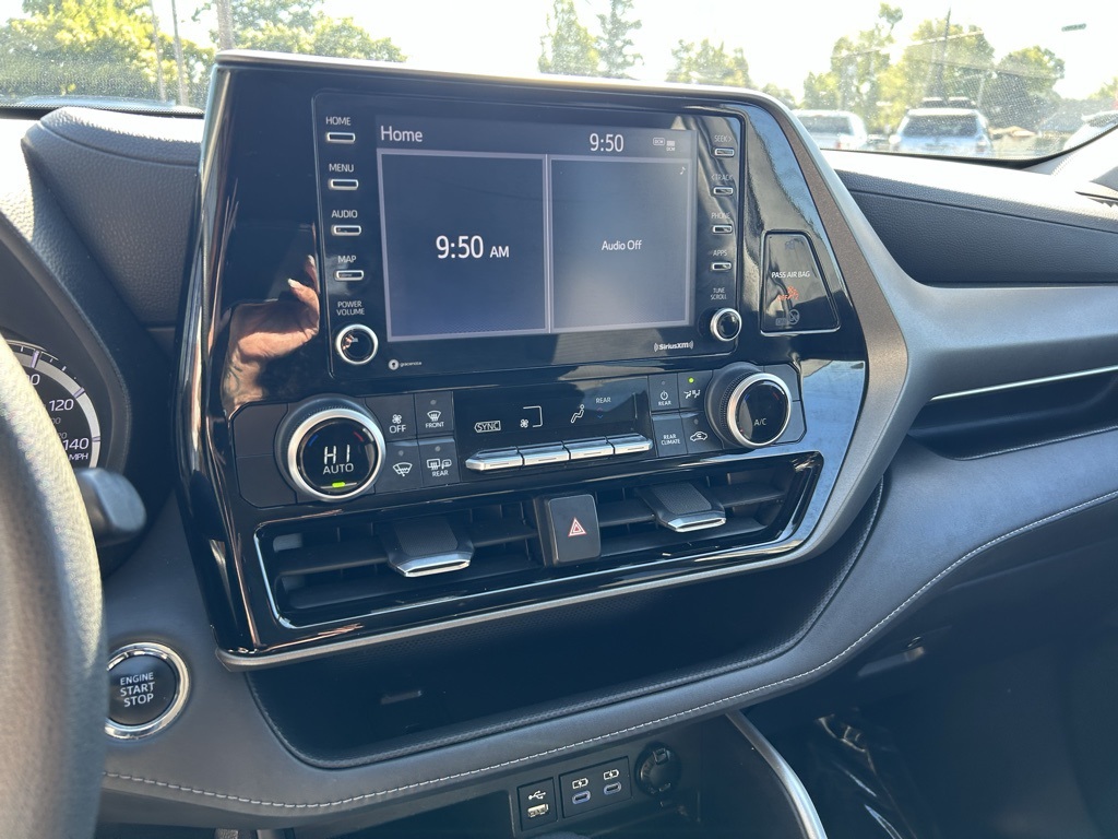 2022 Toyota Highlander L photo 17