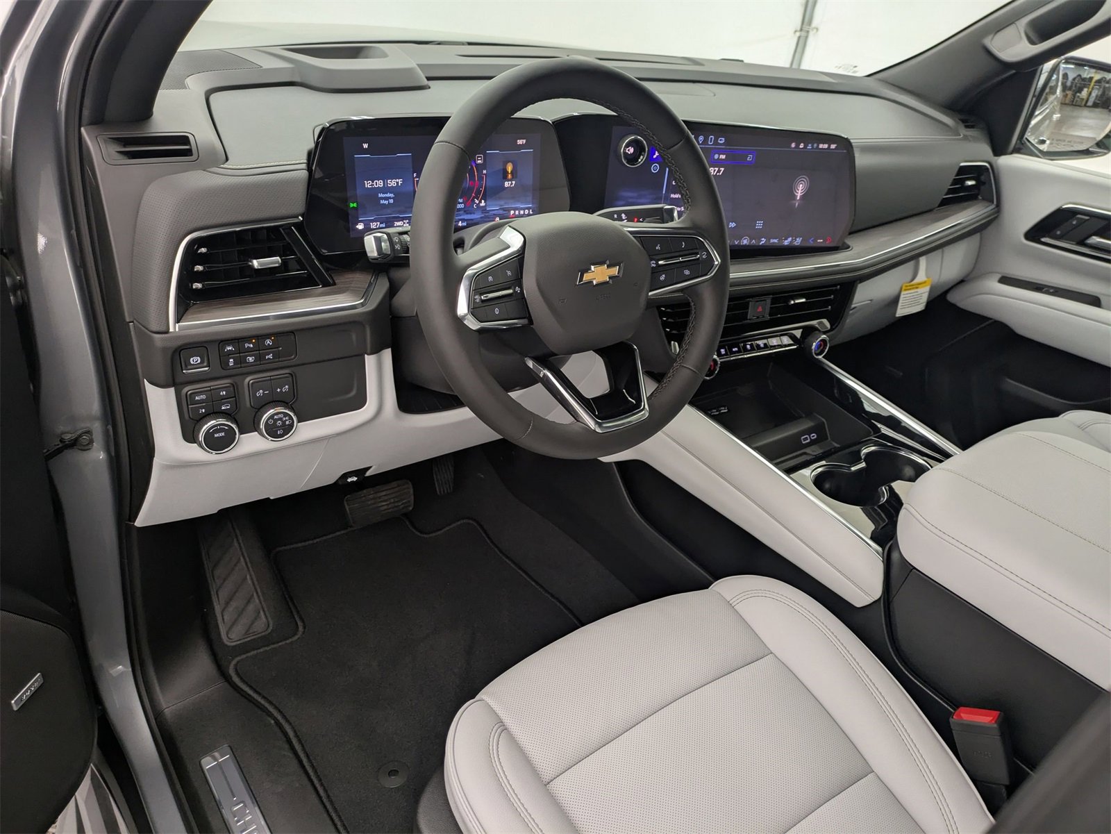 2025 Chevrolet Suburban Premier photo 2