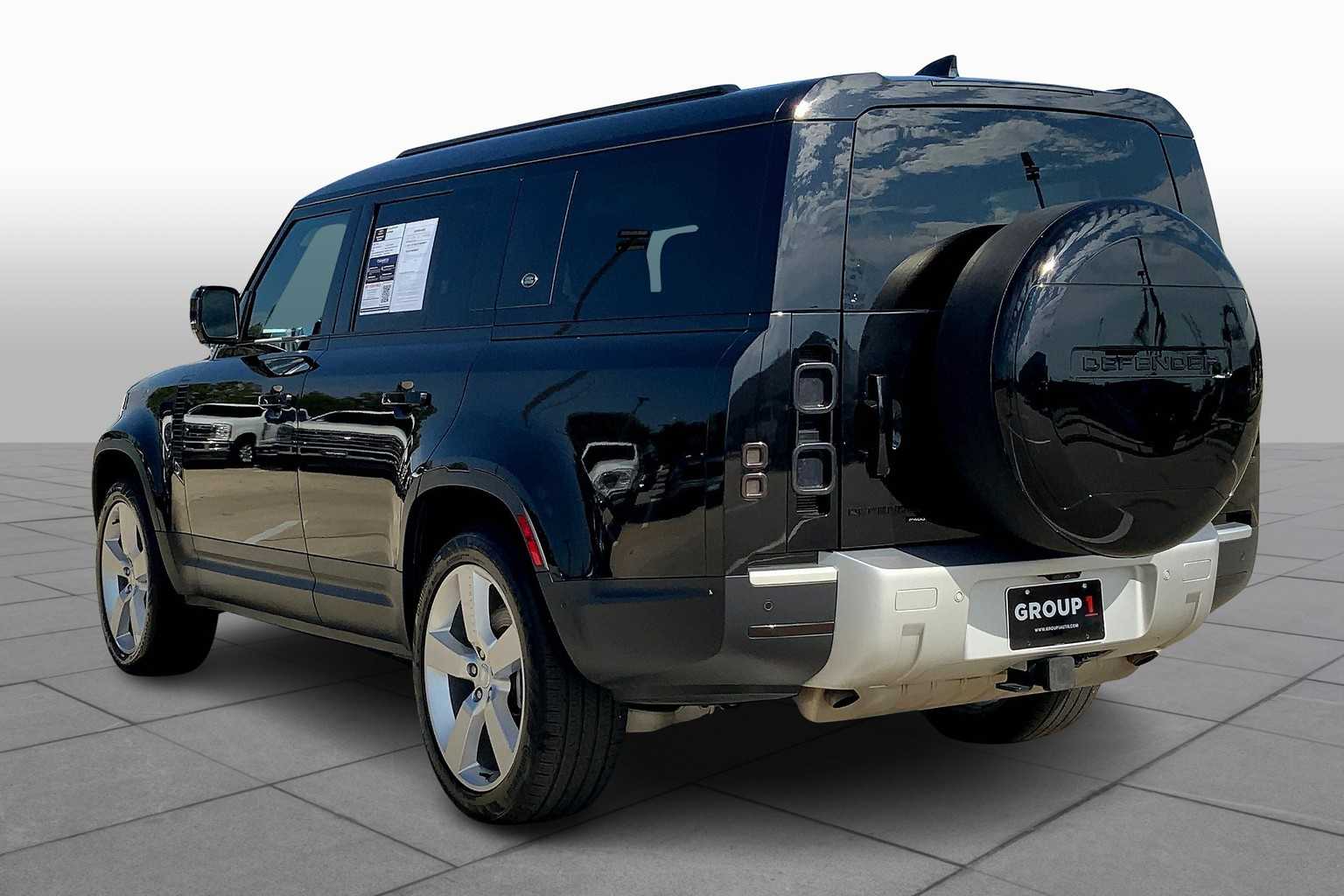 2023 Land Rover Defender SE photo 10