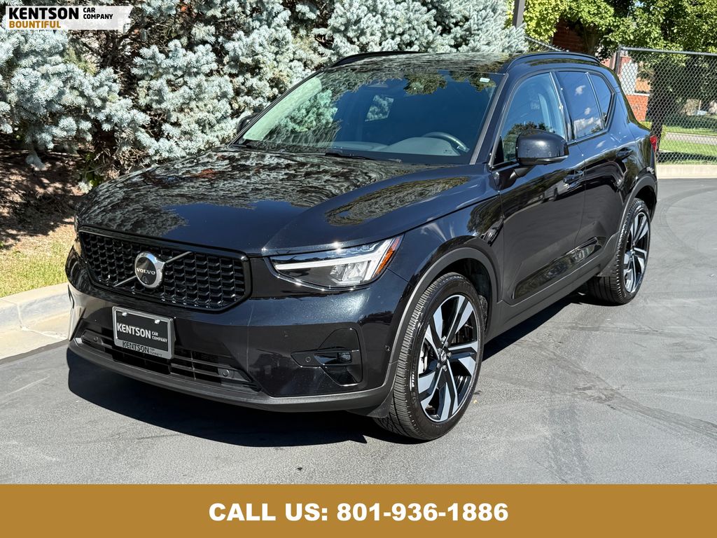 2025 Volvo XC40 Plus photo 3