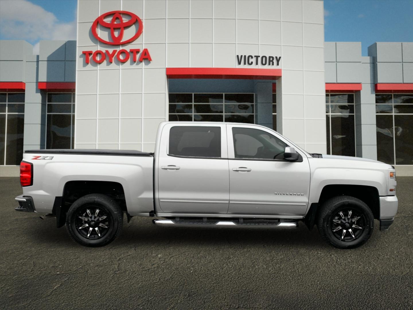 2018 Chevrolet Silverado 1500 LT photo 2