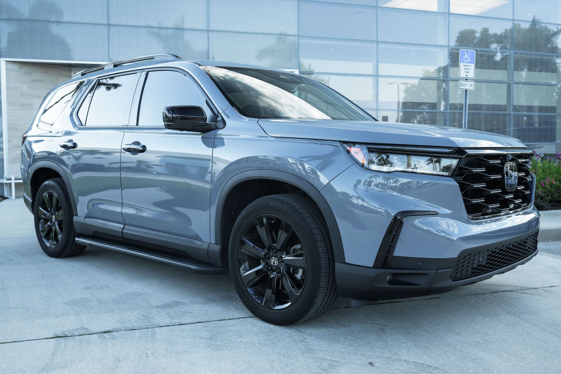 2025 Honda Pilot Black Edition photo 2