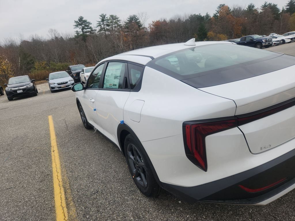 2025 Kia K4 LXS photo 2