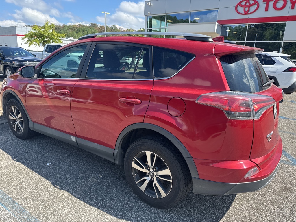 2017 Toyota RAV4 XLE photo 2