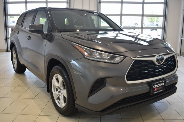 2023 Toyota Highlander LE's photo