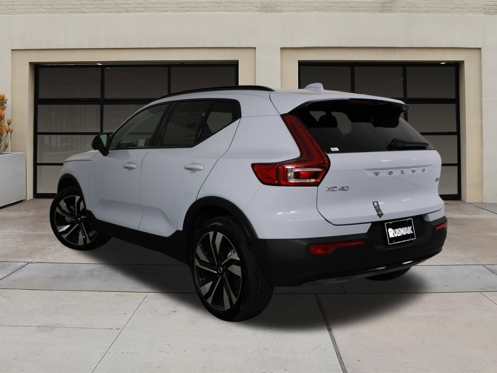 2025 Volvo XC40 Plus photo 2
