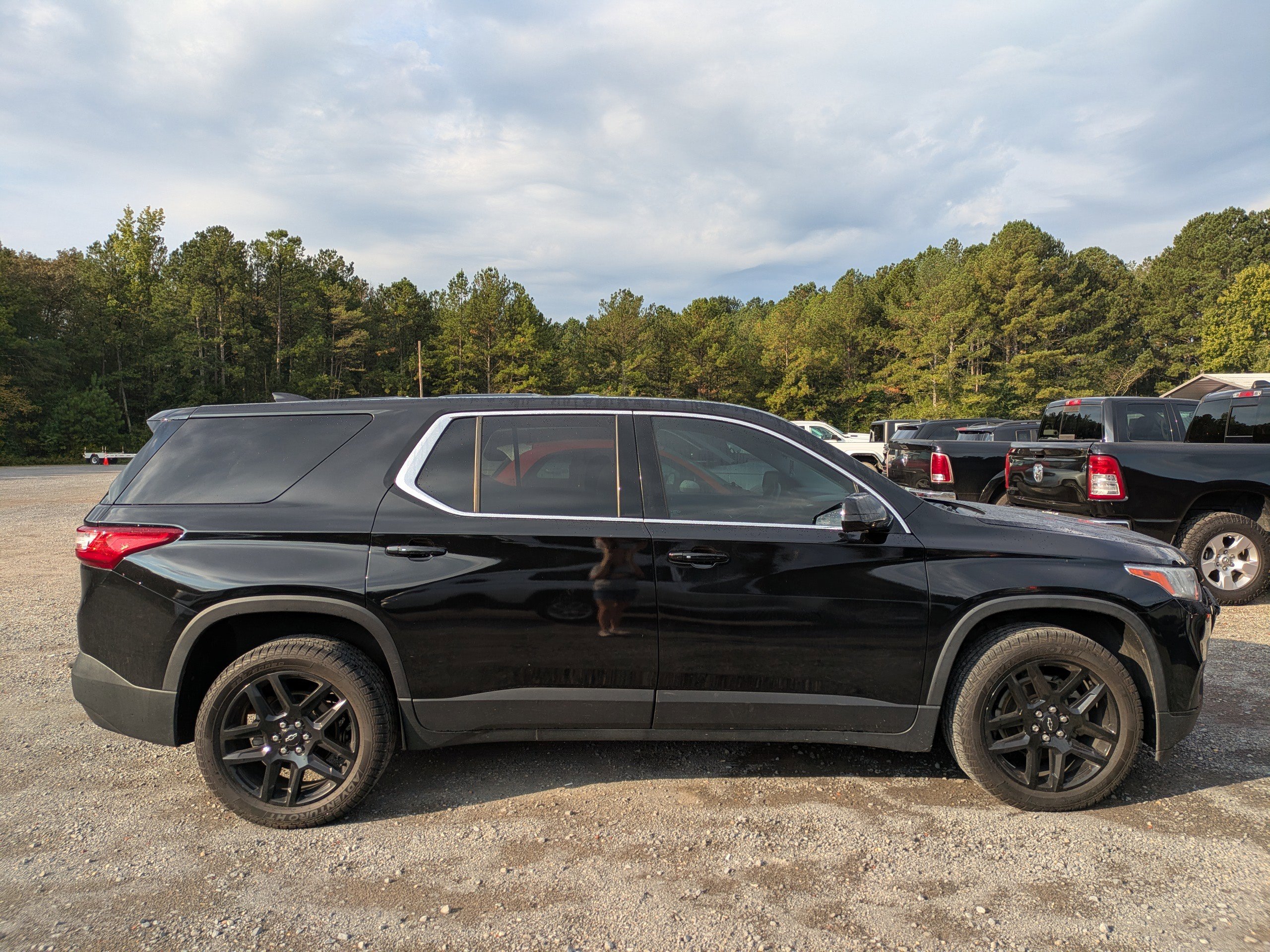 2019 Chevrolet Traverse LS photo 2