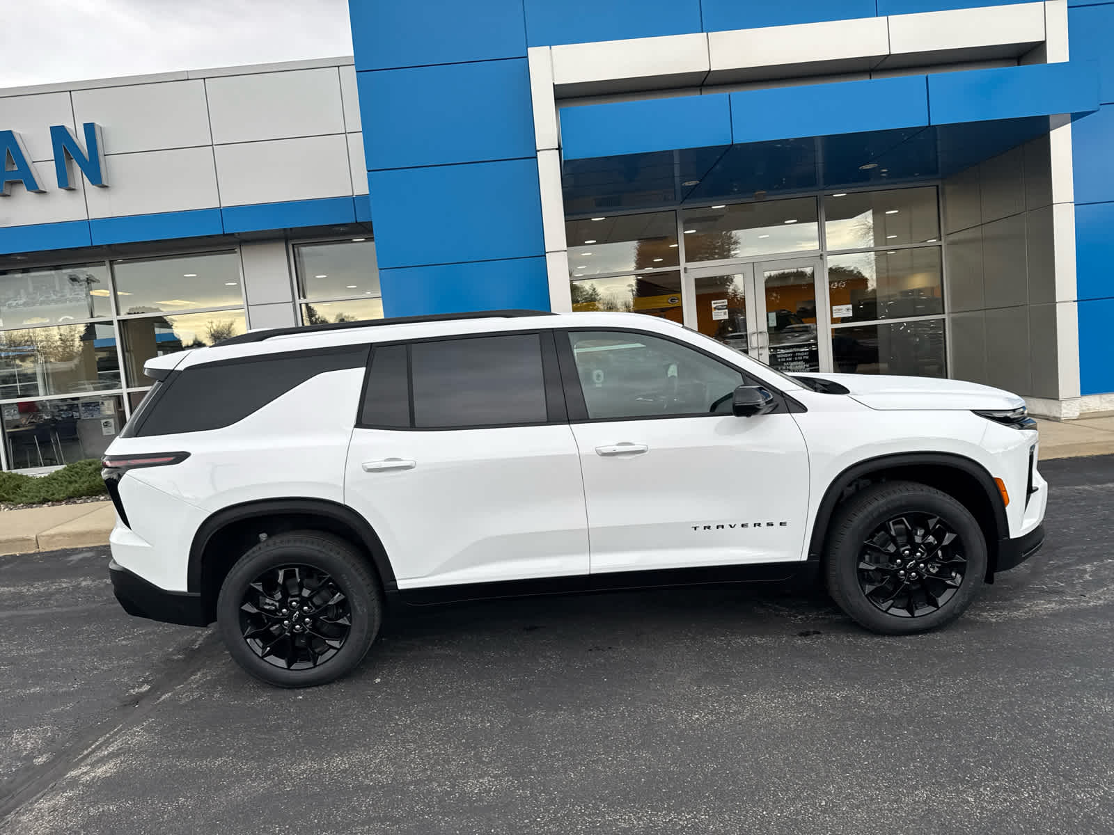 2026 Chevrolet Traverse photo 2