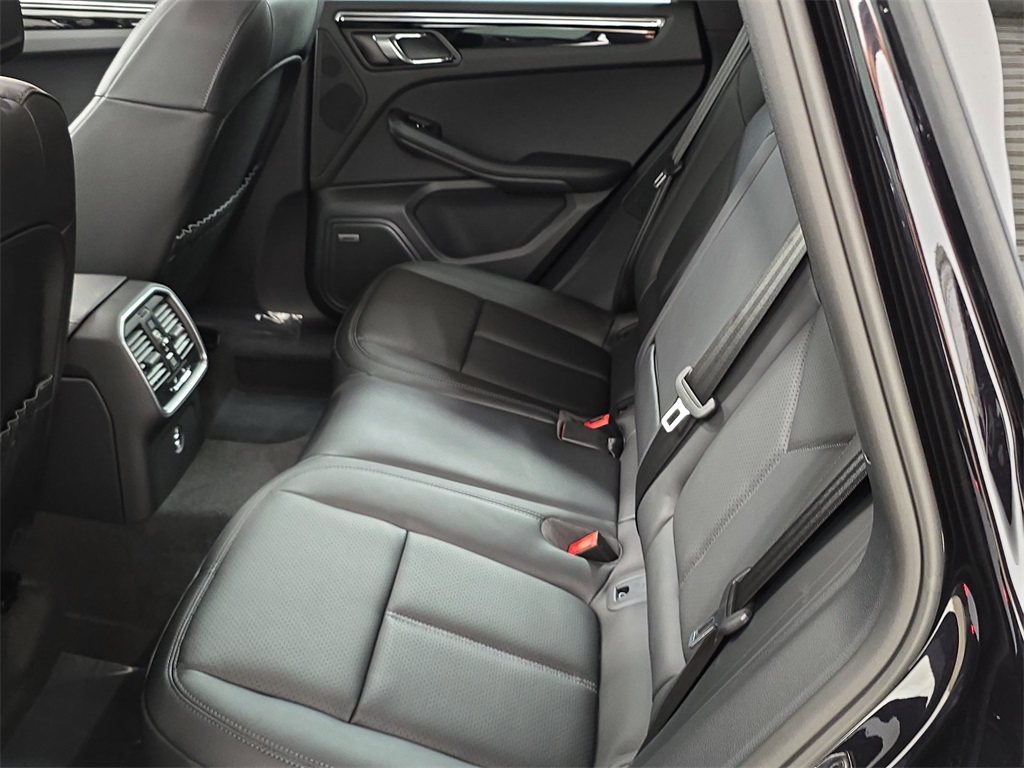 2026 Porsche Macan T photo 24