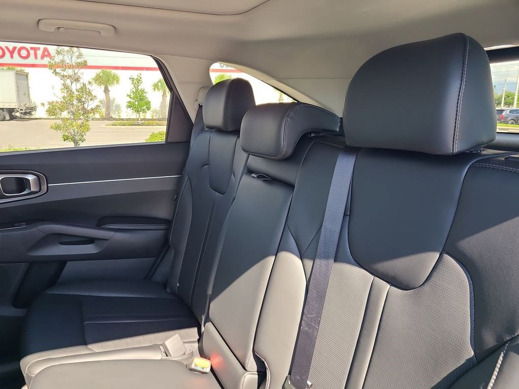 2025 Kia Sorento S photo 14