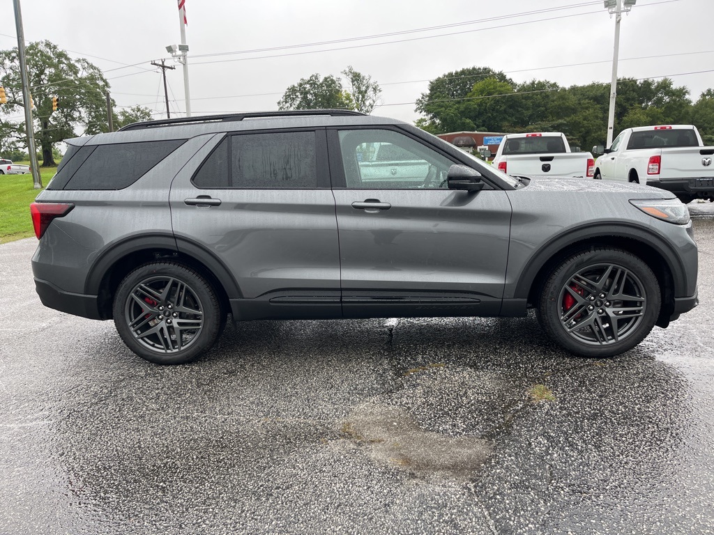 2025 Ford Explorer ST photo 4