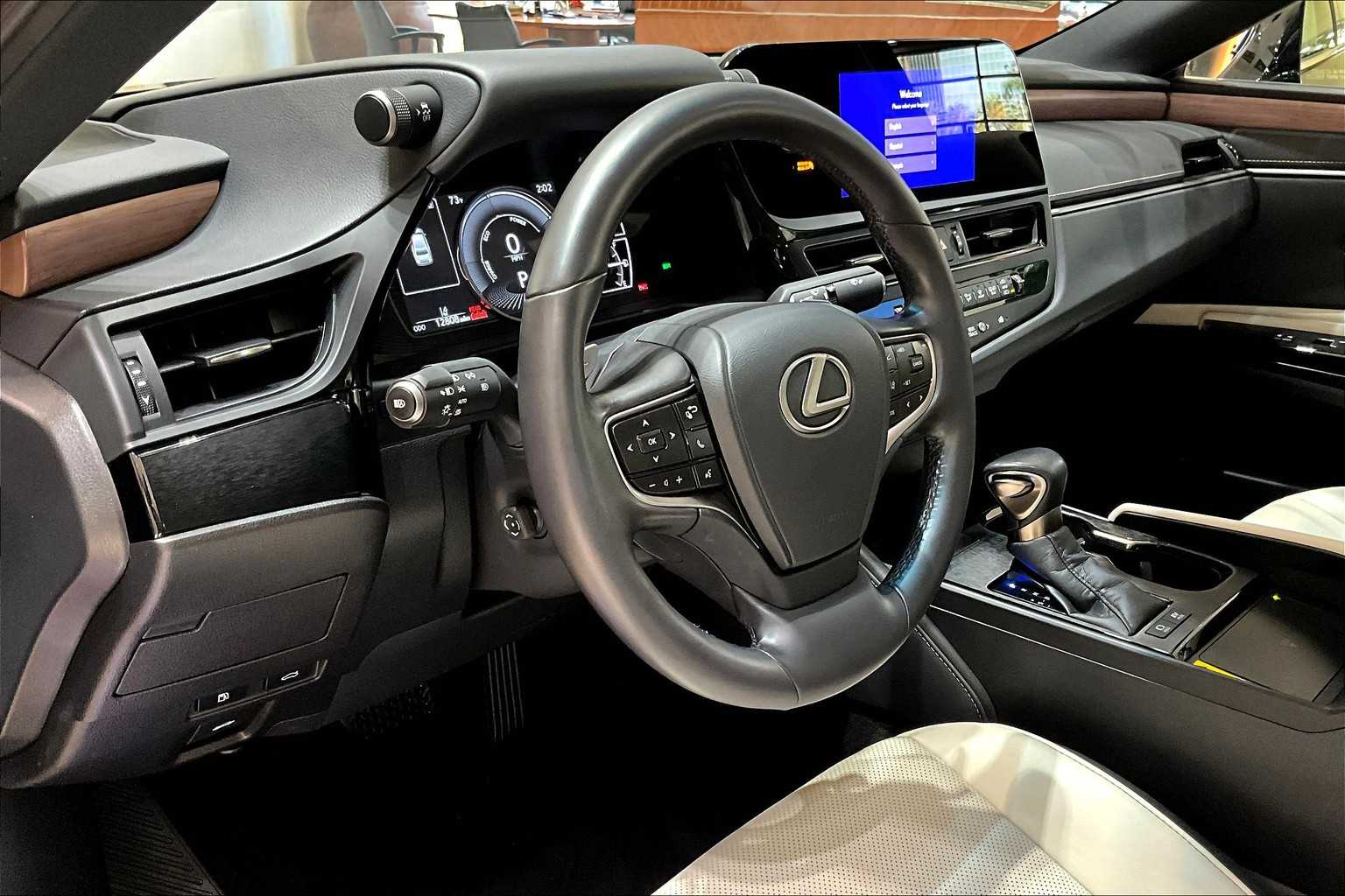 2025 Lexus ES 300h photo 15