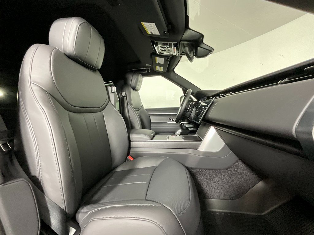 2025 Land Rover Range Rover SE photo 2
