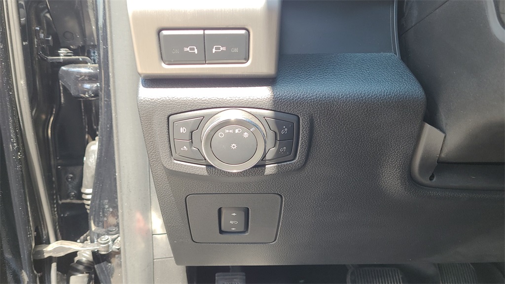 2017 Ford F-150 Platinum photo 16