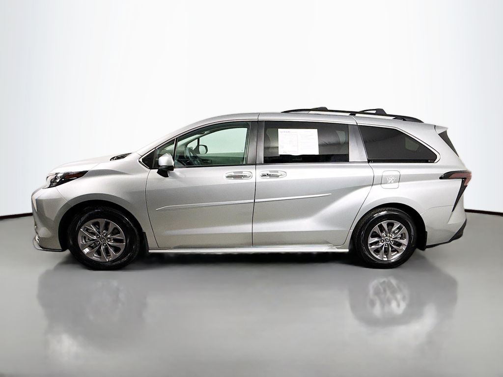 2024 Toyota Sienna XLE photo 4