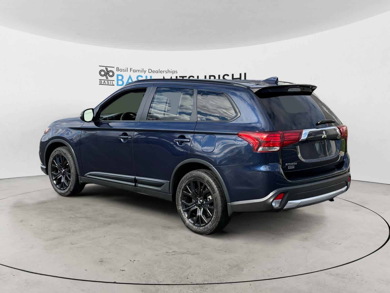 2018 Mitsubishi Outlander LE photo 3