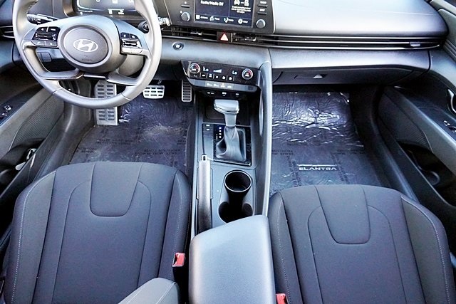 Used 2025 Red Hyundai SEL Sport image 18