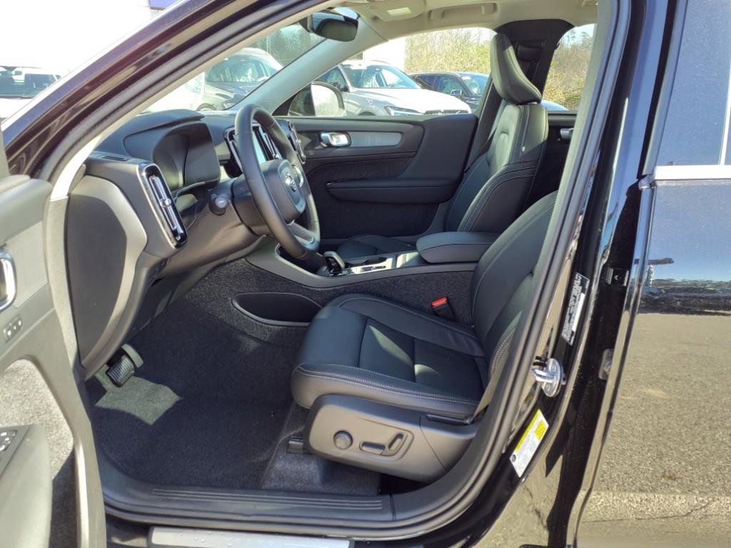2025 Volvo XC40 Core photo 9