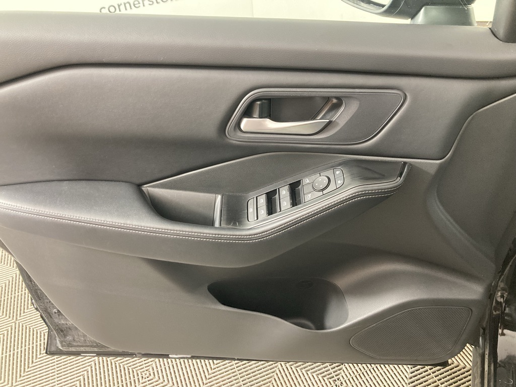 2024 Nissan Rogue SV photo 6