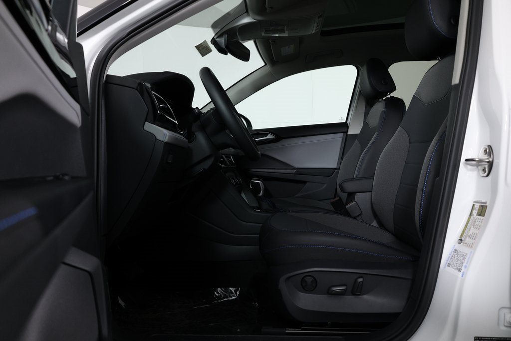 2025 Volkswagen Taos SE photo 2