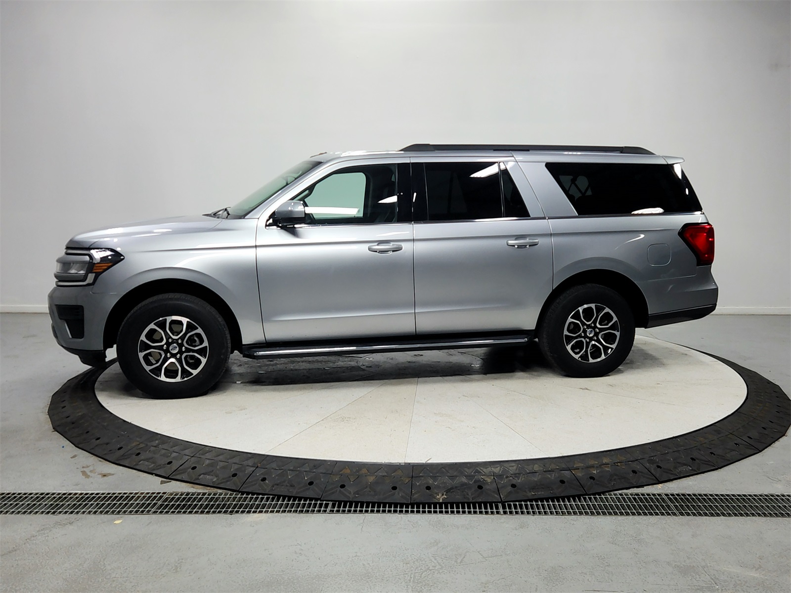 2023 Ford Expedition MAX XLT photo 2