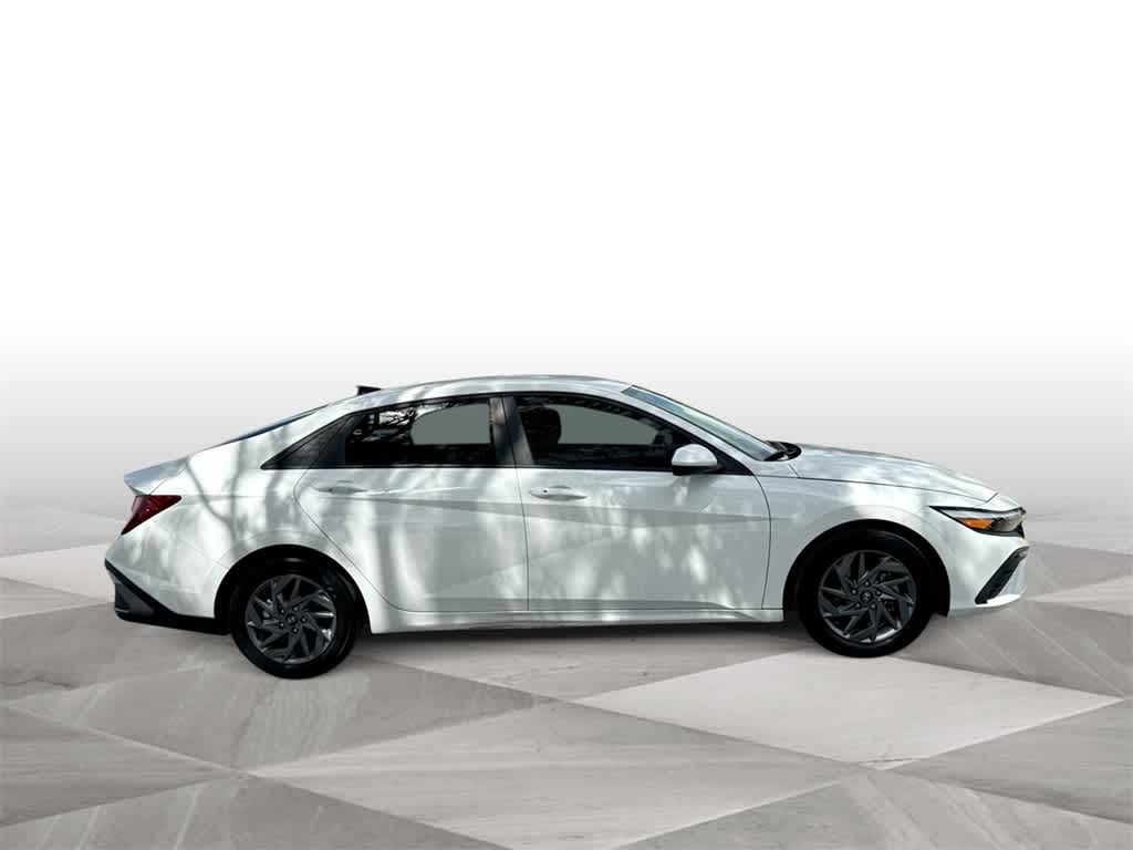 2024 Hyundai Elantra SEL photo 8