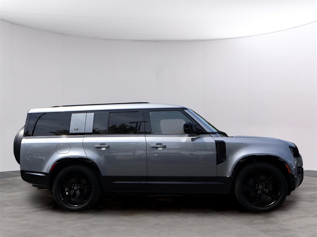 2024 Land Rover Defender 130 X-Dynamic SE photo 2
